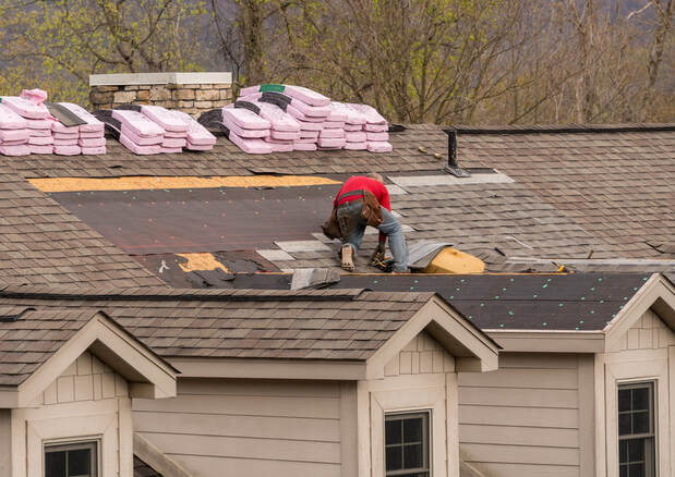 worker installing the roof tile